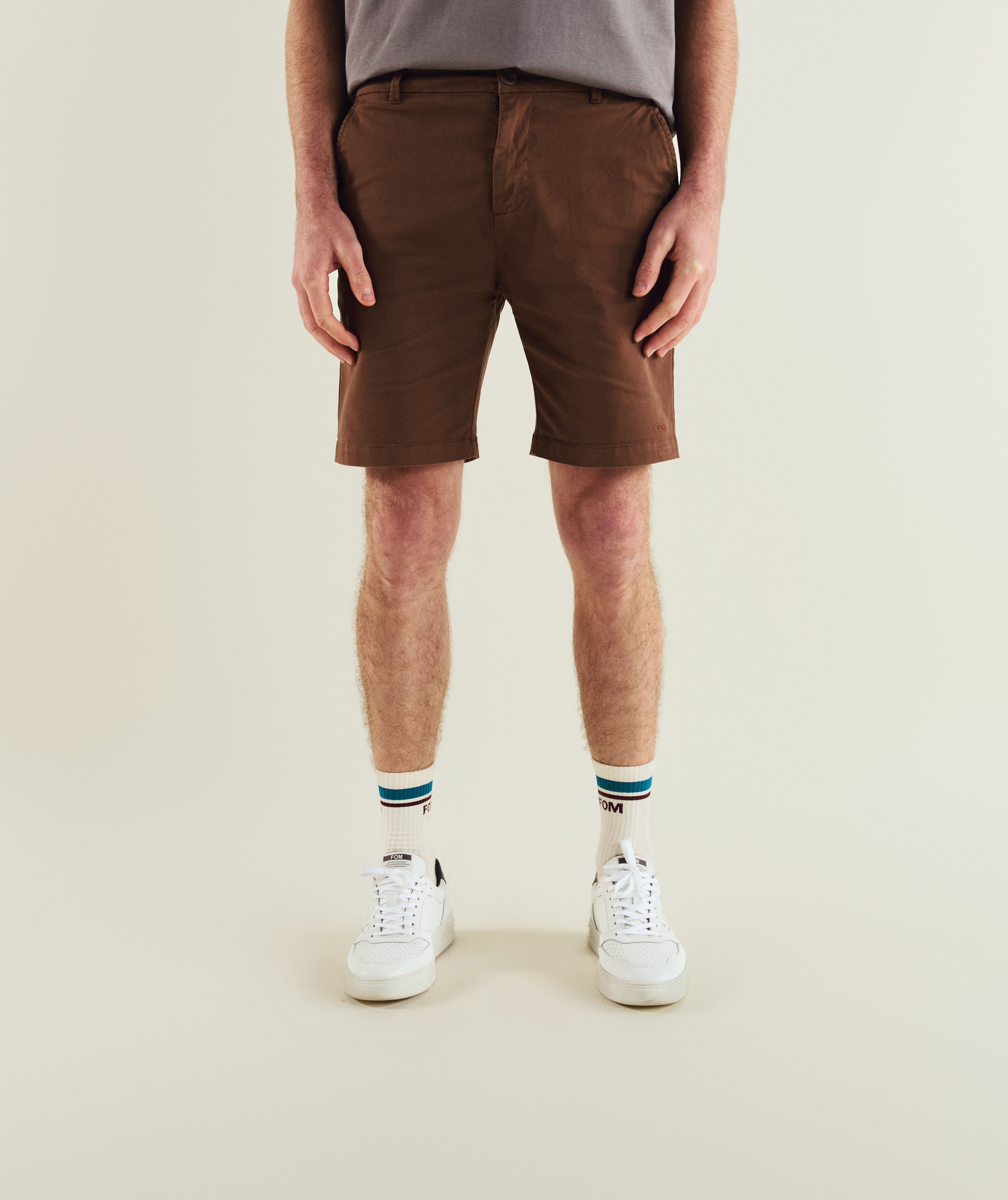 Man wearing FOM cotton canvas chino shorts in chocolate