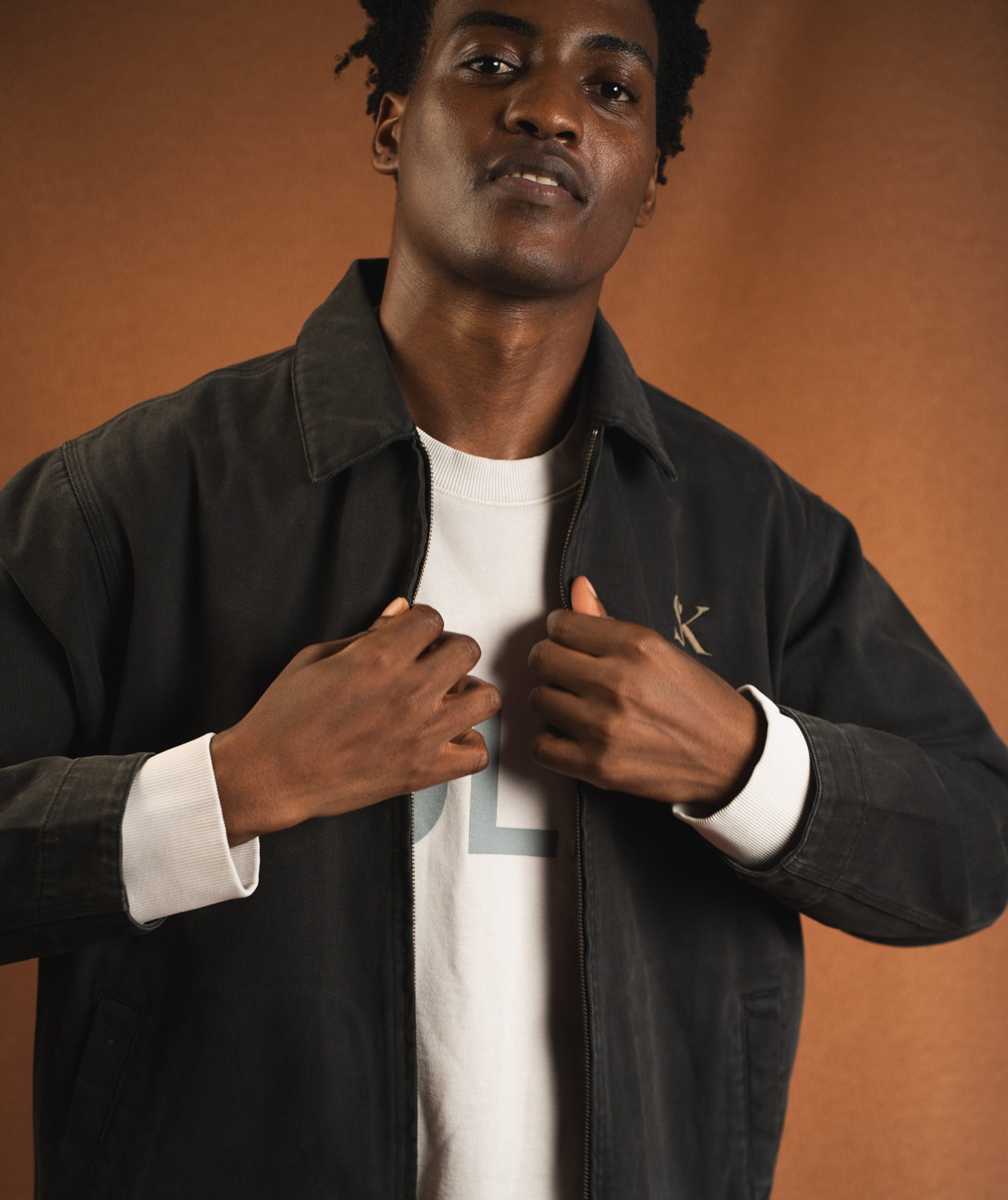 新品ドゥーズィエムクラスCALUX STAND UP COLLAR JACKET FOM x Kolisi Twill Zip Through Jacket - Onyx
